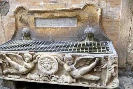 Fontana sarcofago di via Santo Stefano del Cacco ph. Turismo Roma
