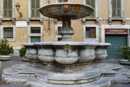 Fontana in piazza delle Cinque Scole Fontana in piazza delle Cinque Scole