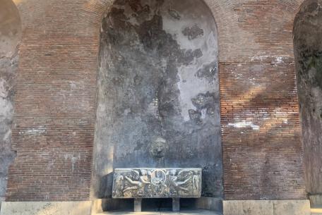 Fontana sarcofago al Colosseo ph. Turismo Roma