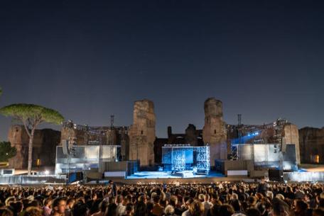 Il pubblico alle Terme di Caracalla ph. Fabrizio Sansoni - Opera di Roma Il pubblico alle Terme di Caracalla ph. Fabrizio Sansoni - Opera di Roma