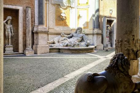 Marforio - Palazzo Nuovo ph. Turismo Roma Marforio - Palazzo Nuovo ph. Turismo Roma
