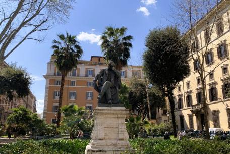 Piazza Benedetto Cairoli ph. Turismo Roma