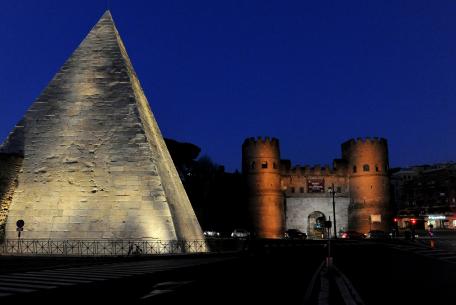 Piramide Cestia e Porta San Paolo by night