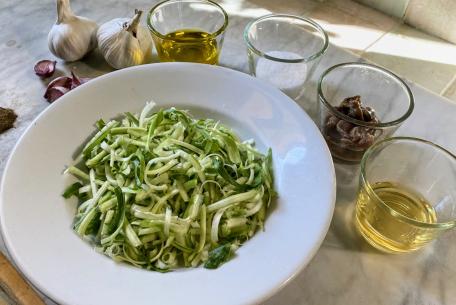 Puntarelle con ingredienti: pepe, aglio, olio EVO, sale, acciughe e aceto