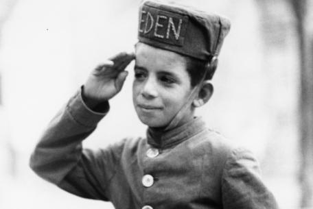 Richard Avedon, Italy #10, bellboy © The Richard Avedon Foundation Courtesy Gagosian Richard Avedon, Italy #10, bellboy © The Richard Avedon Foundation Courtesy Gagosian