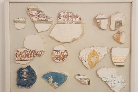 Sotto il segno del Capricorno. La pittura in età adrianea-Foto: di Veronica Fondi, pannello con frammenti di intonaci dipinti, Villa Adriana, depositi di età adrianea Sotto il segno del Capricorno. La pittura in età adrianea-Foto: di Veronica Fondi, pannello con frammenti di intonaci dipinti, Villa Adriana, depositi di età adrianea