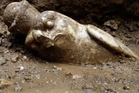 VILLAE Futura: Musei, parchi, giardini in evoluzione Mostra documentaria e fotografica-Foto: statuetta di Horus, foto dallo scavo archeologico VILLAE Futura: Musei, parchi, giardini in evoluzione Mostra documentaria e fotografica-Foto: statuetta di Horus, foto dallo scavo archeologico