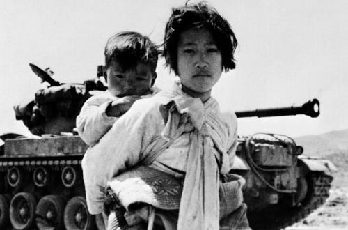 Ragazzina coreana con il fratello sulle spalle a nord di Seul durante la guerra di Corea, 1951 © courtesy UN Photo/United States Navy