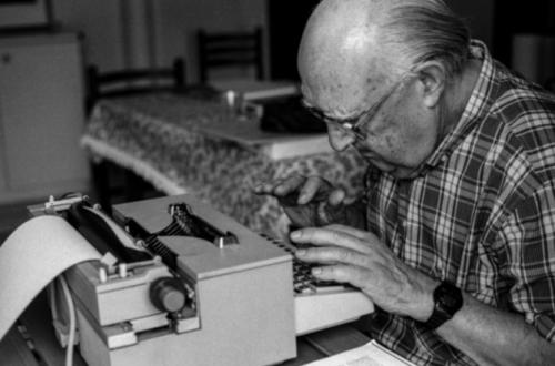 Andrea Camilleri alla macchina da scrivere nella sua casa di Porto Empedocle, 1999, foto Angelo Pitrone