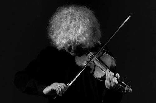 Foto in bianco e nero di Angelo Branduardi mentre suona il violino - Auditorium Parco della Musica Ennio Morricone Official Website