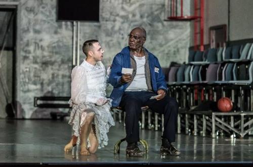 Da una casa di morti, Pascal Charbonneau (Aljeja), Willard White (Alexandr Petrovic Gorjancikov), credit ROH, ph Clive Barda
