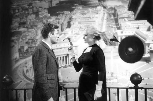 Marcello Mastroianni e Anita Ekberg sul set di La dolce vita (Federico Fellini, 1960) © Cineteca di Bologna / Reporters Associati & Archivi