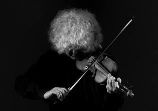 Angelo Branduardi - Auditorium Parco della Musica Ennio Morricone Official Website Foto in bianco e nero di Angelo Branduardi mentre suona il violino - Auditorium Parco della Musica Ennio Morricone Official Website