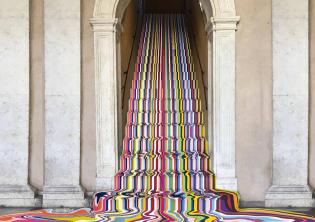 Ian Davenport, Poured Staircase (working title), 2021,  installazione site-specific, Chiostro del Bramante, Roma, courtesy Ian Davenport 