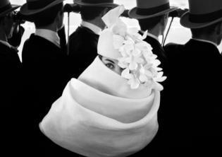 Frank Horvat, Il cappello di Givenchy, 1958 © Studio Frank Horvat Frank Horvat, Il cappello di Givenchy, 1958 © Studio Frank Horvat