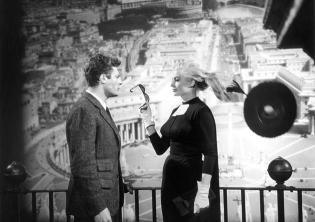 Marcello Mastroianni e Anita Ekberg sul set di La dolce vita (Federico Fellini, 1960) © Cineteca di Bologna / Reporters Associati & Archivi