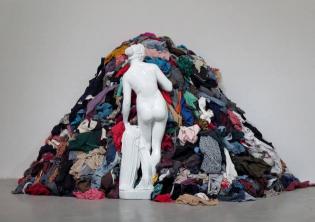 Michelangelo Pistoletto, Venere degli stracci, 1967, cemento, smalto, stracci, photo courtesy Galleria Continua San Gimignano