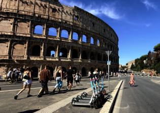 Monopattini al Colosseo ph. MM Turismo Roma