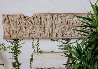 Apre la mostra dedicata alla collezione archeologica dell'École française-Foto: Christian Mantuano - Veduta del sarcofago paleocristiano esposto nella Loggia di Palazzo Farnese Foto: - Christian Mantuano - Veduta del sarcofago paleocristiano esposto nella Loggia di Palazzo Farnese de Rome-