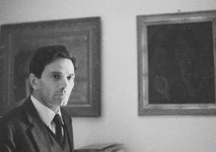  Pier Paolo Pasolini a Roma nella sua casa di Monteverde, 1962 Fotografia di Ezio Vitale © Salvatore Giansiracusa ITALFOTO