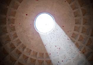 Pioggia di petali al Pantheon ph. Basilica di Santa Maria ad Martyres - Pantheon