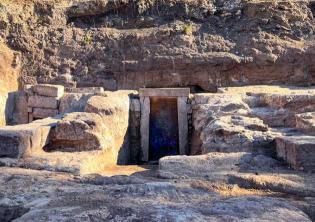Nuove scoperte archeologiche al Parco delle Acacie di Pietralata-Foto: Ingresso di una tomba di età repubblicana Nuove scoperte archeologiche al Parco delle Acacie di Pietralata-Foto: Ingresso di una tomba di età repubblicana