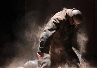 Tragudia - Il Canto di Edipo-Foto: locandina ufficiale dello spettacolo Tragudia - Il Canto di Edipo-Foto: locandina ufficiale dello spettacolo