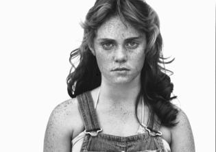Foto: Sandra Bennett, twelve year old, Rocky Ford, Colorado, August 23, 1980 ©The Richard Avedon Foundation